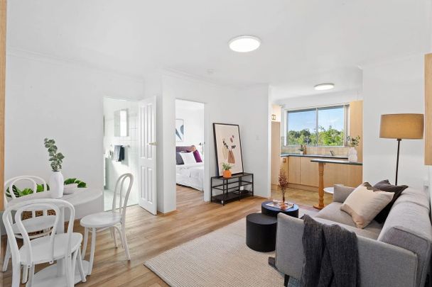 Well positioned, 1 bed apartment with prized top floor setting - Photo 1