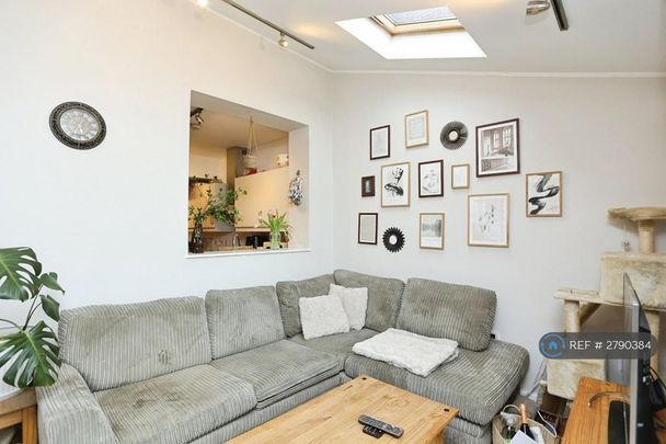 3 bedroom end of terrace house to rent - Photo 1