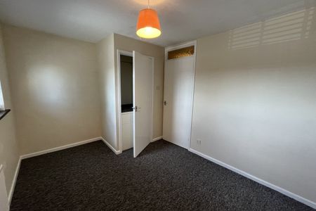 Thatcham Court, YEOVIL - Photo 4