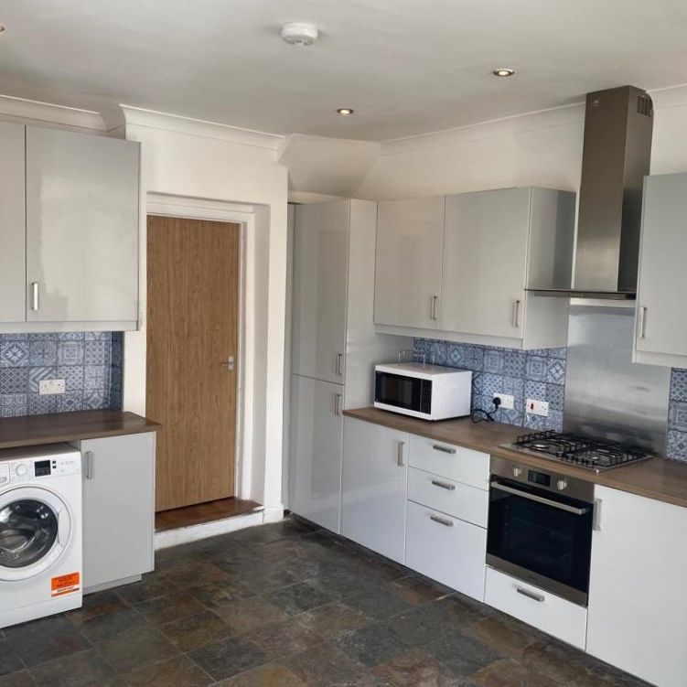 £565 PCM, All Bills and Wi-Fi Included, Furnished Ground Floor Double Room in a Shared House in Clive Street, Grangetown, Cardiff, CF11 7JF - Photo 1