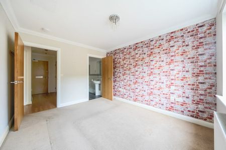 2 Bedroom Flat / Apartment - Heath Road, Locks Heath - Photo 5