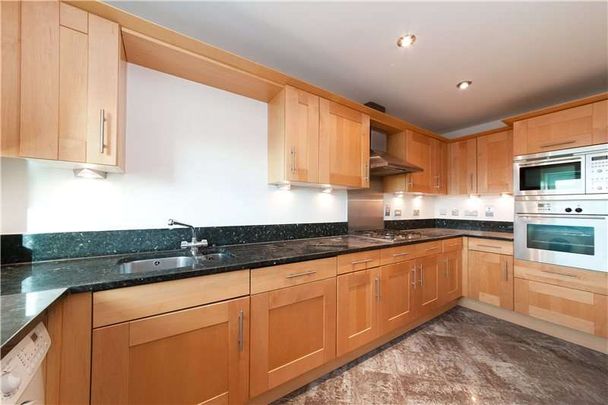 A very good furnished 7th floor with lift apartment with far reaching views across London. - Photo 1