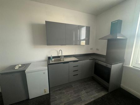 Flat Upstairs, 216 York Road, Leeds - Photo 2