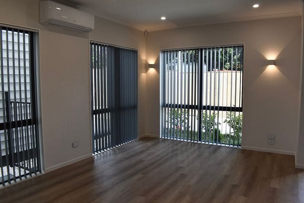 Brand New 5-Bedroom + internal garage - Photo 1