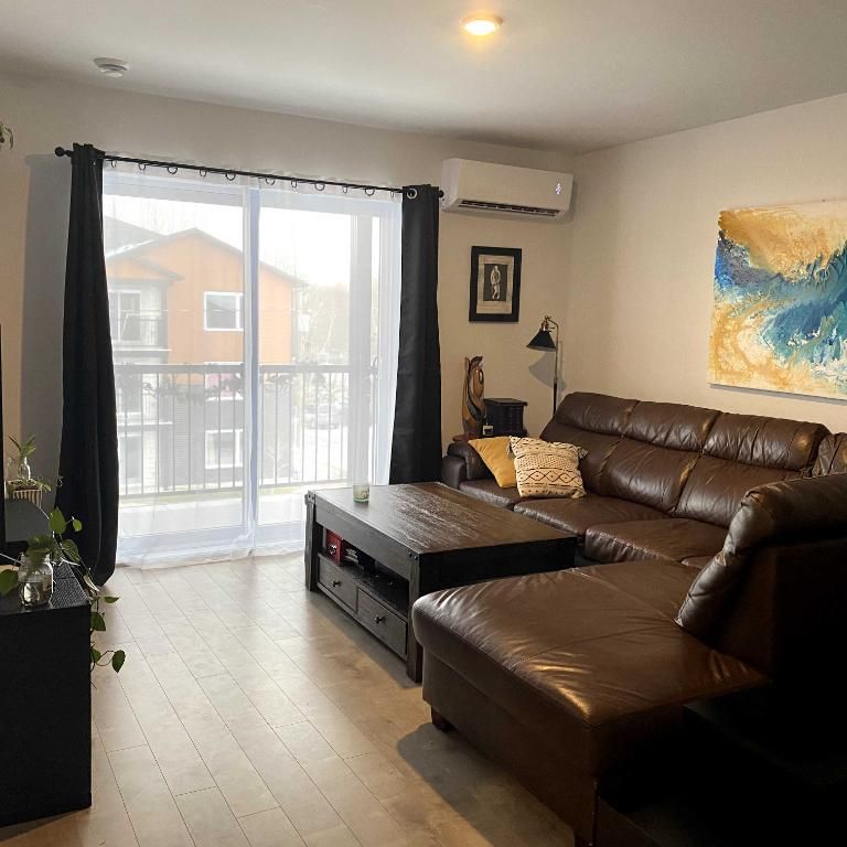 Rare Grand 6 ½ (4 Chambres) – Style Condo – Secteur des Écoles - Photo 1