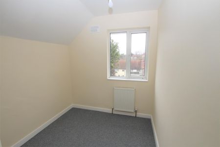 3 bedroom Semi-Detached House to let - Photo 4