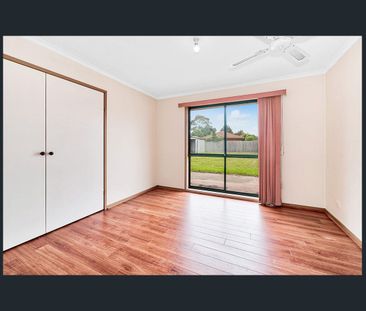 Spacious 3 Bedroom Home with Large Backyard for Rent - Photo 5