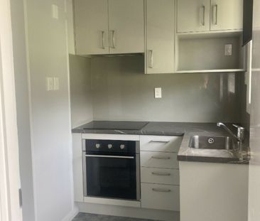 Compact 1-bedroom unit - Photo 4