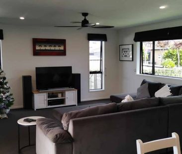 Family living close to beaches - Photo 2