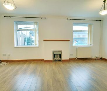 4 bedroom semi-detached house to rent - Photo 2