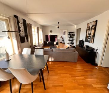 Ljus och rymlig trea med balkong i centrala Haninge! - Foto 3