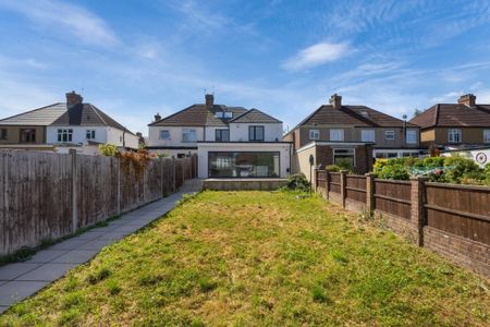 4 bedroom semi-detached house to rent - Photo 2