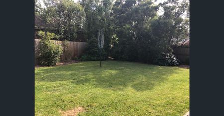 IMPRESSIVE FAMILY HOME - SINGLE LEVEL SPACE AND COMFORT - Photo 2