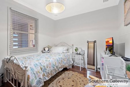 CHARMING SUBURBAN HOME - Photo 3
