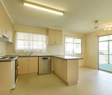 4 BEDROOM HOME CLOSE TO THE PARK! - Photo 6