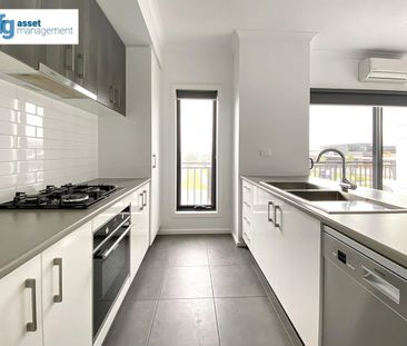 Discover Modern & Spacious Living in this 3-Bedroom Townhouse! - Photo 4