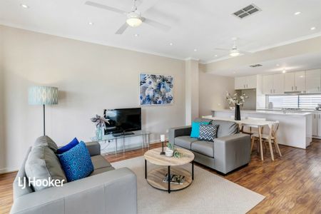 Low Maintenance townhouse living! - Photo 2