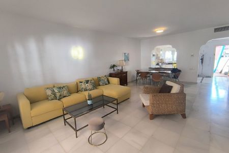 3 Bedroom Apartment For Rent in El Presidente, Málaga - Photo 2