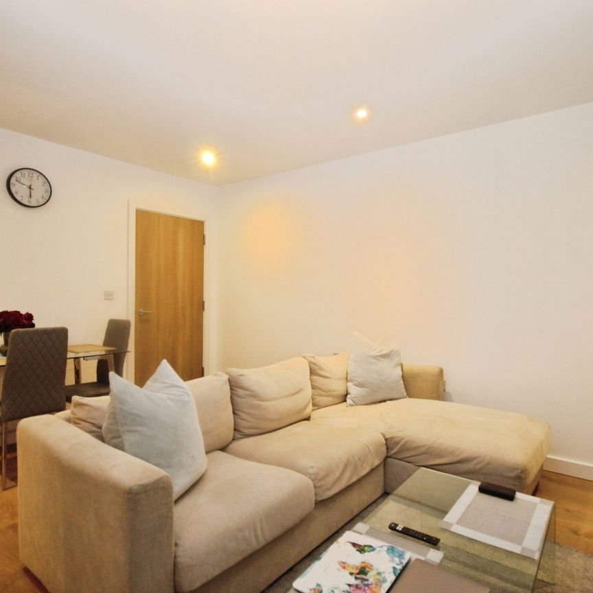 Talbot Close, Mitcham, CR4 1FE - Photo 1