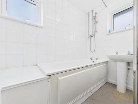 3 bedroom end of terrace house to rent - Photo 2