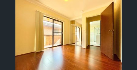 Three-bedroom townhouse in a prime Strathfield South location - Photo 4