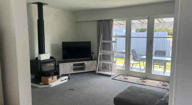 Cosy Two-Bedroom Home - Great Location with Lawns Included - Photo 1