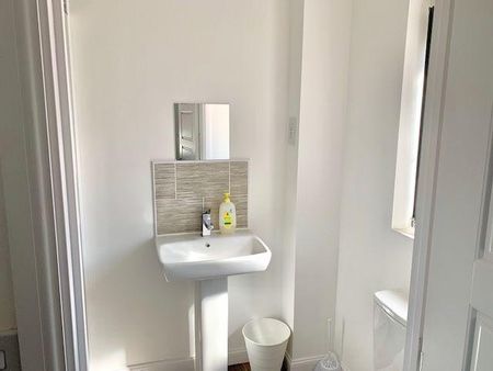 1 bedroom in a house share to rent - Photo 4