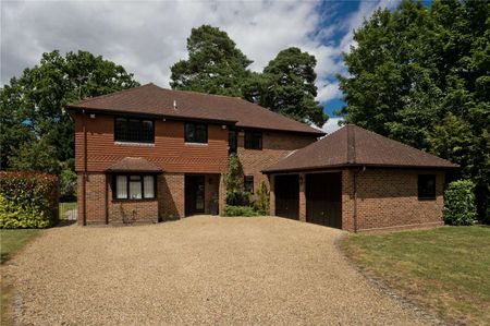 Five bedroom detached family home located in a private cul-de-sac in Ascot. - Photo 3