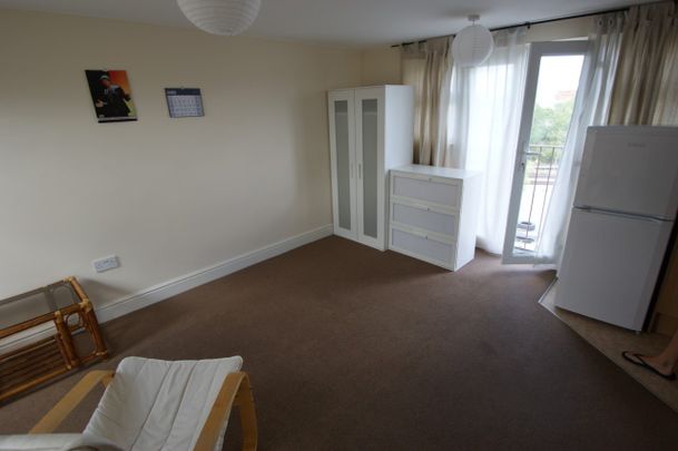 Studio Flat, Western Avenue, W3 - Photo 1