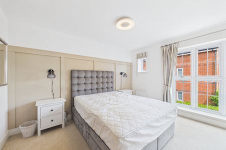 4 bedroom House in The Courtyard, Maidenhead - Photo 3