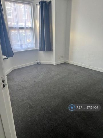 4 bedroom semi-detached house to rent - Photo 3