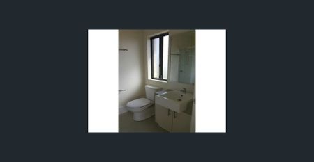 Spacious 2x2 Apartment with Private Courtyard in Beckenham - Photo 5
