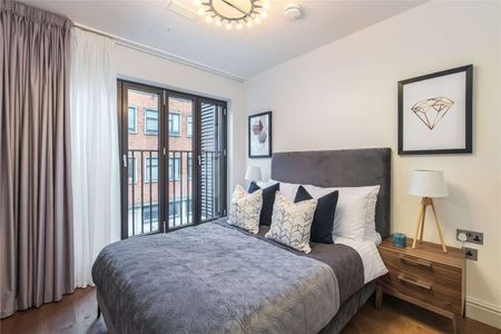 EXCLUSIVELY MANAGED BY SAVILLS. Exceptional three bedroom apartment situated on the 4th floor of this incredible new development. - Photo 5