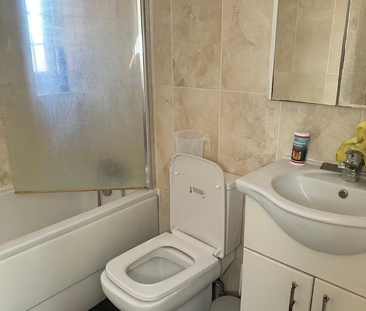 1 bedroom in a house share to rent - Photo 6