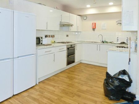 1 bedroom in a house share to rent - Photo 2