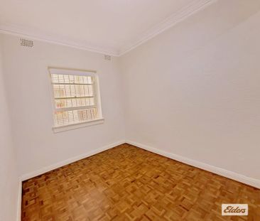 RENOVATED ART DECO ONE BEDROOM APARTMENT - PRIME LOCATION! - Photo 2