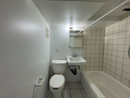 For Lease - 2137 Gerrard Street Unit# Lower, Toronto, Ontario - Photo 3