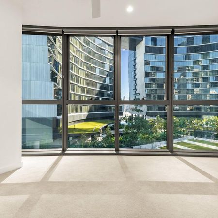 luxury living in the heart of the CBD! Car park included - Photo 2