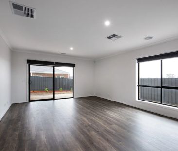 Modern home, offering comfortable living with low maintenance - Photo 5