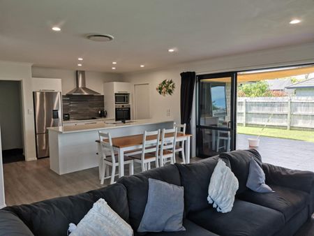 Family living close to beaches - Photo 3