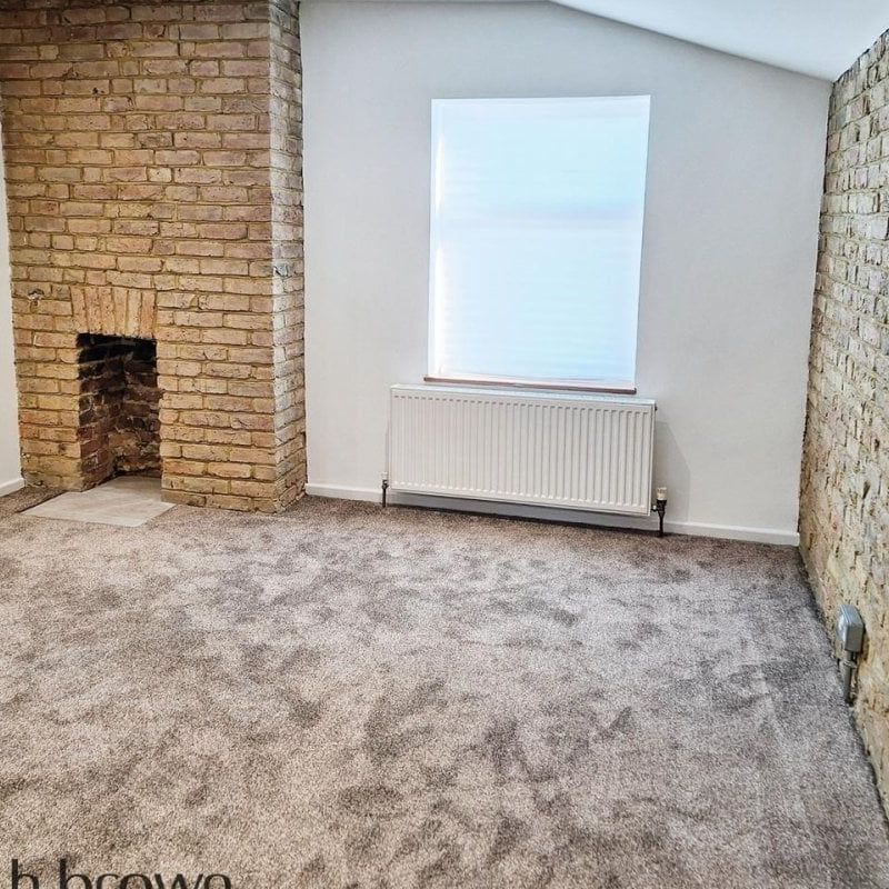 London Road, GRAYS - Photo 1