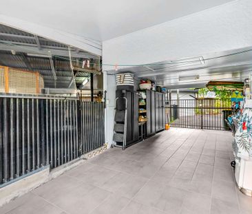 Lovely Quaint Convenient Home with Huge Pool! - Photo 3