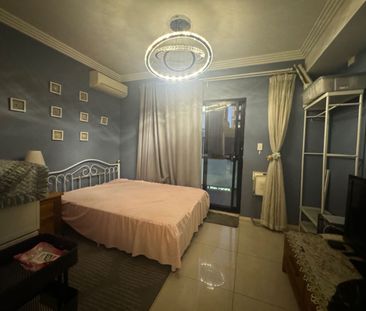 Fully furnished 2 bedroom 2.5 bathroom split level apartment - Photo 4