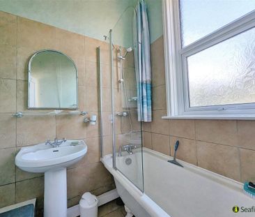3 bedroom flat to rent - Photo 2