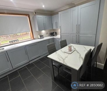 3 bedroom flat to rent - Photo 4