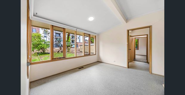 FIVE BEDROOM HOUSE IN GREAT CENTRAL LOCATION - Photo 1