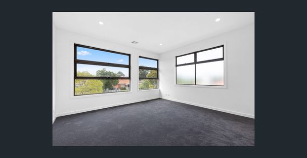 ONE OF A KIND! FIVE BEDROOM TOWNHOUSE! | FLARE REAL ESTATE - Photo 1