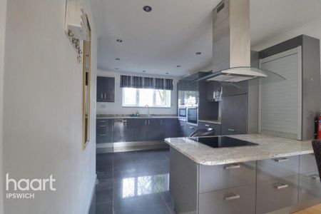 5 bedroom detached house to rent - Photo 4