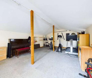 Lowes Close, Stokenchurch, Buckinghamshire, HP14 - Photo 2