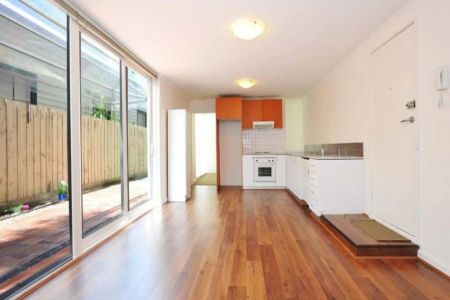 Fabulous Two Bedroom Courtyard Apartment - Photo 2